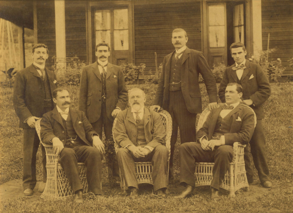 VintageFamilyPhoto 2048x1488 1